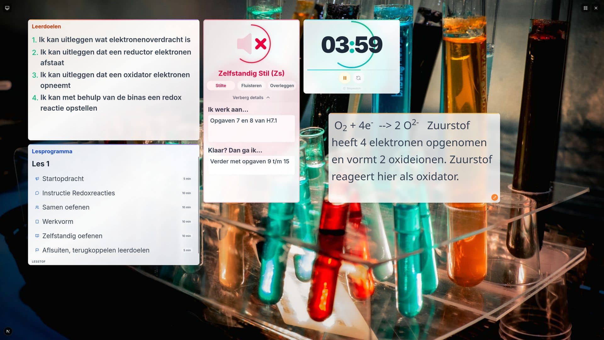 Lesboard voorbeeld: scheikunde les over redoxreacties met leerdoelen, lesprogramma met agenda, timer en notities op een achtergrond met reageerbuizen